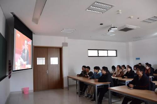 学院学生在观看观看庆祝改革开放40周年大会直播1