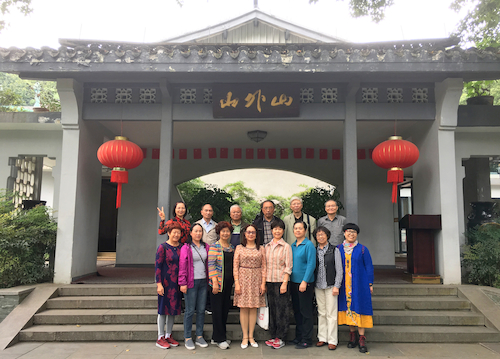 党委书记周春儿与电子竞技博彩
离退休教师合影