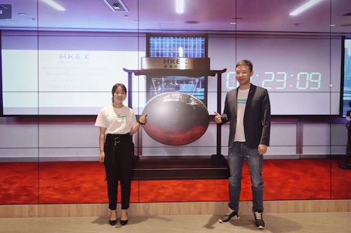 兑吧上市，左为毕业生陈婷（现兑吧行政总监），右为陈晓亮（现兑吧创始人、CEO)