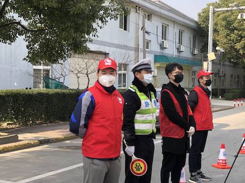 左三为张嘉盛