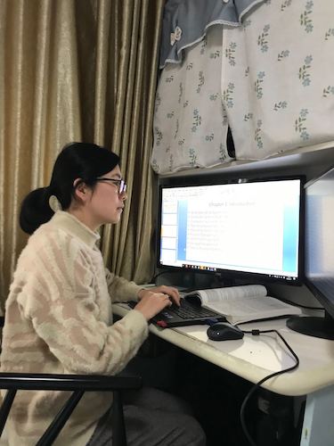 丁丹丹老师在家准备课程网络教学