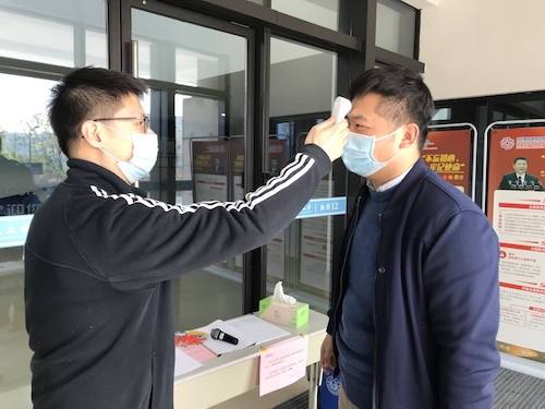 学院唯一进出口进行不接触测温工作