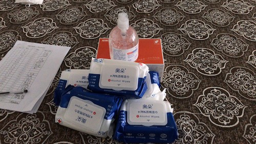 学院为每名教职员工准备的防护用品