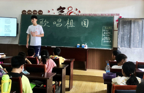 队员带着孩子们学习《歌唱祖国》