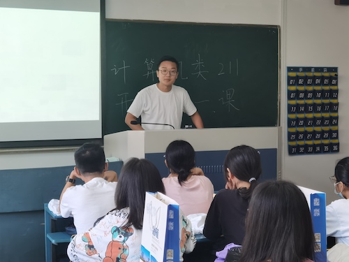辅导员王熙文在开学第一课上开讲