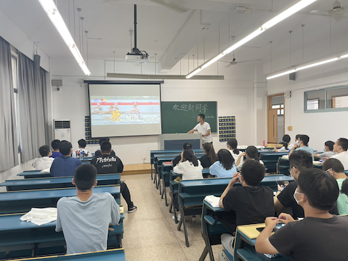 新同学观看党史学习教育相关视频