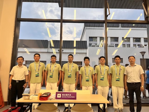 余杭区退役军人事务局领导在测试赛期间与志愿者合影 余杭区退役军人事务局领导在测试赛期间与志愿者合影